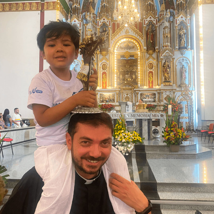 Dylan cumpliendo su sueño de conocer la basílica del Señor de los milagros. 