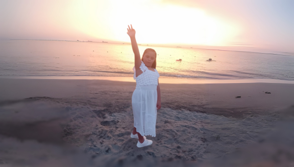 sofi niña con sindrome de down de la fundación abraza un sueño viendo el mar por primera vez.