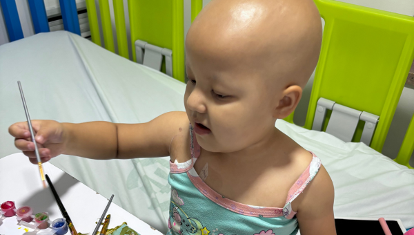 niña que lucha contra el cáncer en arteterapia con la Fundación Abraza un sueño