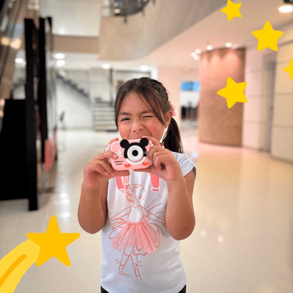 Luna cumplió su sueño de tener una cámara de fotos para captar sus momentos más especiales.