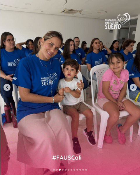 Voluntariado de FAUS Cali compartiendo una actividad con niños