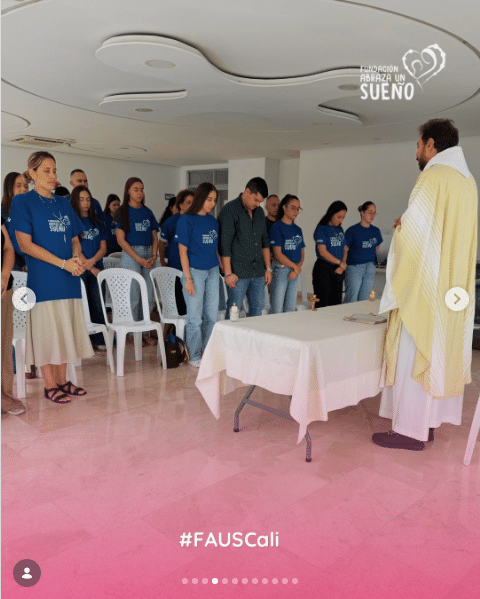 Grupo de voluntarios de FAUS Cali reunido durante una jornada